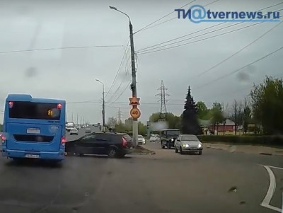 В Твери легковушка протаранила пассажирский автобус - новости ТИА