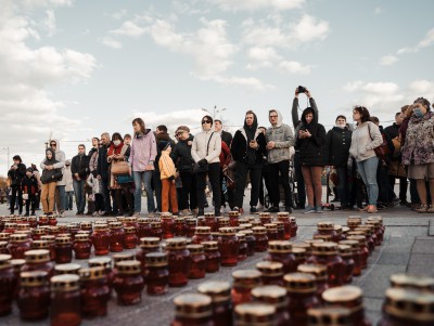 Молодёжь Твери принесла к Обелиску Победы сотни зажжённых свечей - новости ТИА