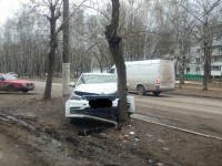 Машина "Яндекс.Такси" протаранила дерево в Твери - новости ТИА