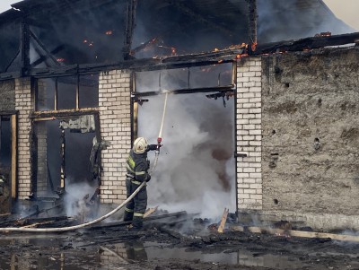 34 человека тушили пожар на складе в Твери - новости ТИА