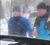 В Твери двое парней во дворе заблокировали и облили пивом маршрутку  - новости ТИА