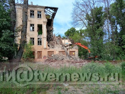 В Твери приступили к сносу аварийного здания бывшей школы№5 - новости ТИА