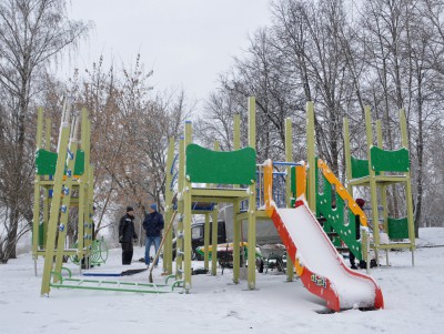 В Твери устанавливают новую детскую площадку в общественной зоне отдыха - новости ТИА