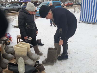 Представитель посольства Швеции примерил валенки на рынке в Тверской области - новости ТИА