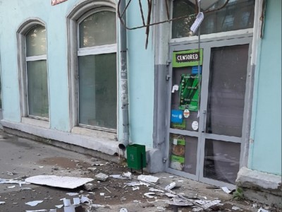 Кусок фасада здания разбил козырёк магазина в Твери - новости ТИА