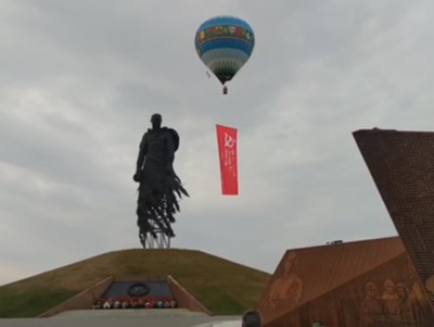 Воздушный шар поднял над Ржевским мемориалом копию Знамени Победы - новости ТИА