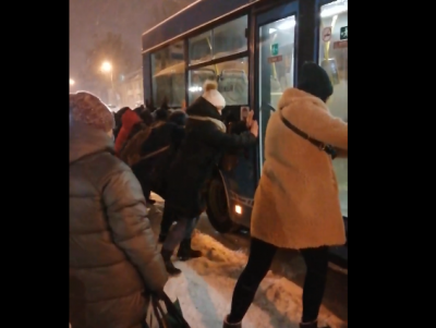 Пассажиры помогают вытягивать автобусы из снега в Твери - новости ТИА