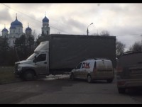 В Торжке машина без водителя сбила столб и оставила улицу без электричества - новости ТИА