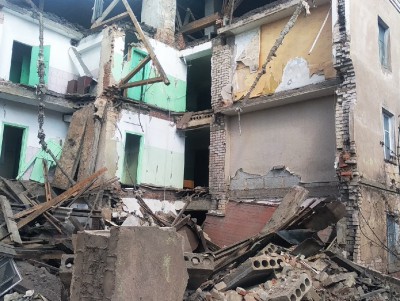 Бывшее общежитие с рухнувшей стеной во Ржеве демонтируют за счёт области  - новости ТИА