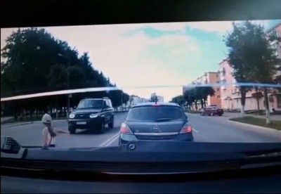 Появилось видео ДТП во Ржеве, где внедорожник сбивает девочку   - новости ТИА