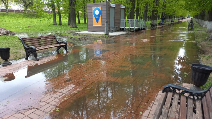 В Твери затопило тротуар в парке на набережной - новости ТИА