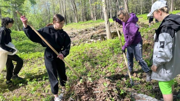 Волонтёры расчистили парк в Малинниках, где была завершена глава "Евгения Онегина" - новости ТИА