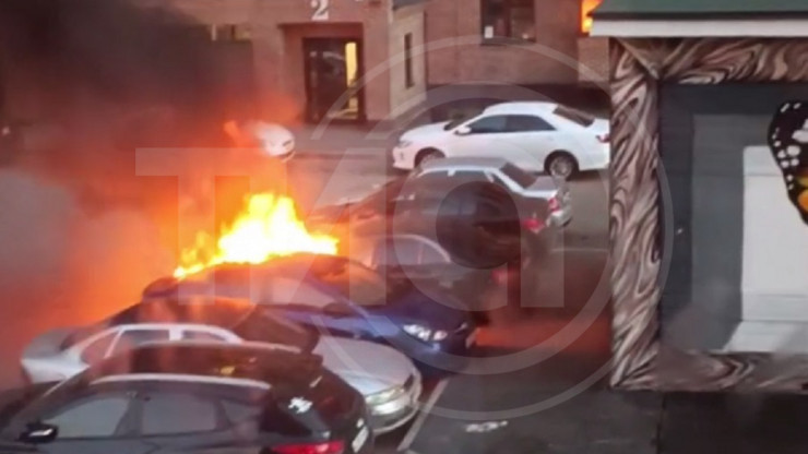 В Твери на парковке в жилом комплексе неизвестные подожгли машины - новости ТИА