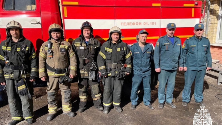 В Твери из горящей квартиры пожарные спасли мужчину и женщину - новости ТИА