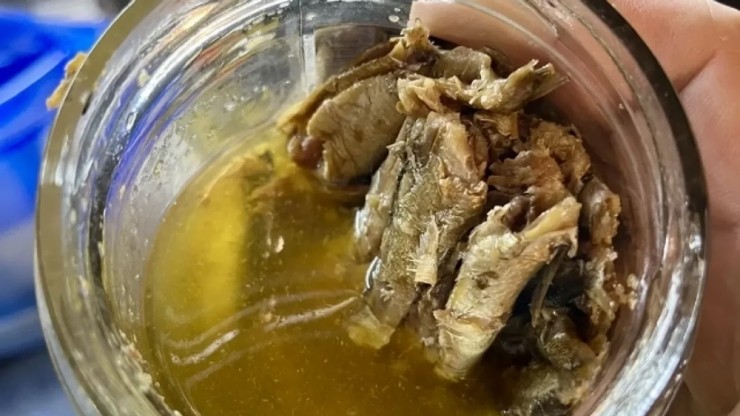 Праздничный ужин чуть не стал трагедией: тверичанка нашла в шпротах смертельный "сюрприз" - новости ТИА