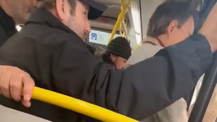 В Твери мужчина пытался сломать дверь автобуса, чтобы выйти между остановками - новости ТИА