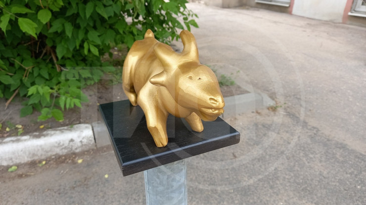В Твери у Музея козла горожане для богатства натирают новых золотых козликов - новости ТИА