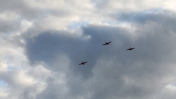 В небе над тверским аэродромом летчики показали фигуры высшего пилотажа - новости ТИА