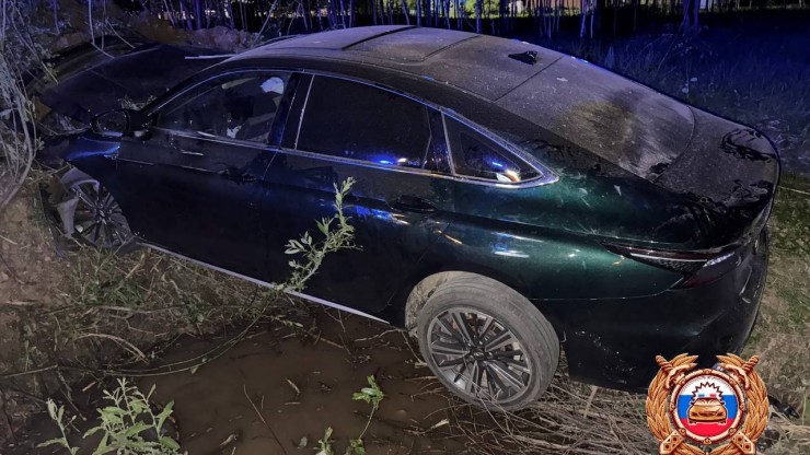 В селе под Тверью автомобиль улетел в канаву с водой - новости ТИА