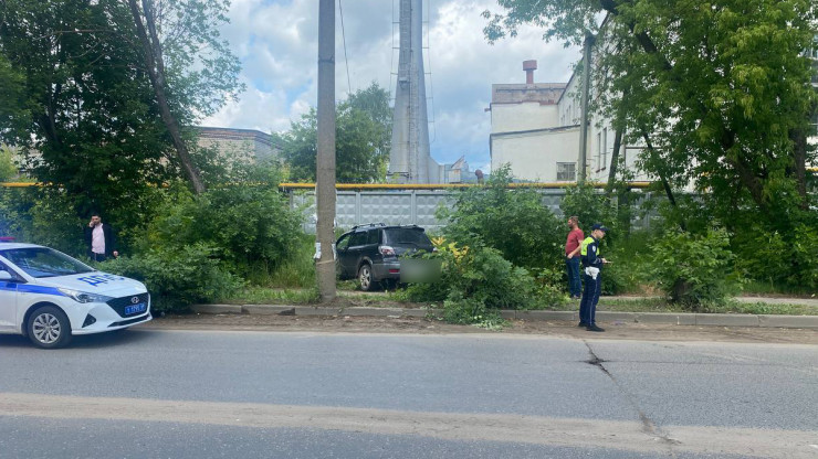 В Тверской области автомобиль врезался в столб, пострадал водитель - новости ТИА