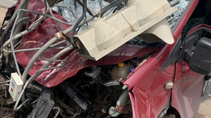 В Тверской области "ГАЗель" врезалась в светофор, машина сильно повреждена - новости ТИА