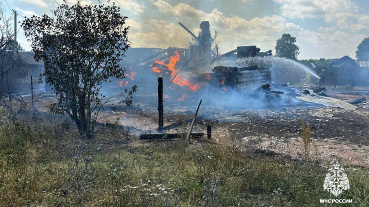 Опубликовано видео тушения горящего жилого дома в Тверской области - новости ТИА