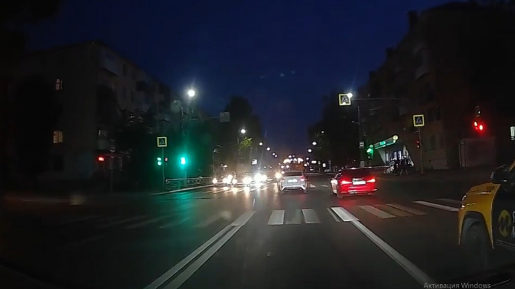 Появилось видео, на котором самокатчик протаранил легковой автомобиль на дороге - новости ТИА