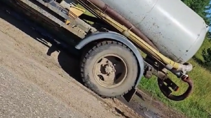 В Вышнем Волочке вонючие нечистоты выливают прямо на дорогу в городе - народные новости ТИА