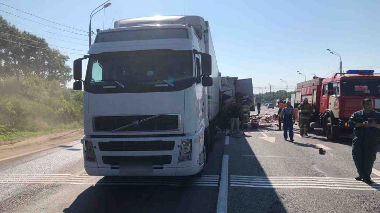 В Тверской области на М-10 столкнулись грузовик и фура с прицепом - новости ТИА