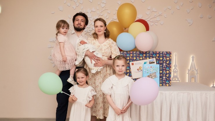 С начала года семьям Верхневолжья вручили больше 4,5 тысяч подарков для новорожденных - новости ТИА