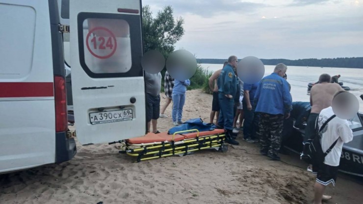 На Волге в Тверской области в столкновении катера с баржей пострадали четыре человека - новости ТИА