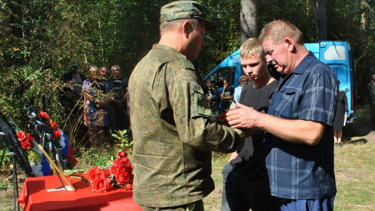 В Тверской области на похоронах сыну погибшего солдата вручили орден отца - новости ТИА