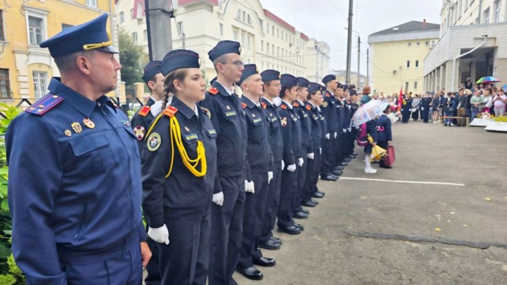 Сотрудники Следственного комитета поздравили с Днём знаний учащихся тверской школы № 16 - новости ТИА