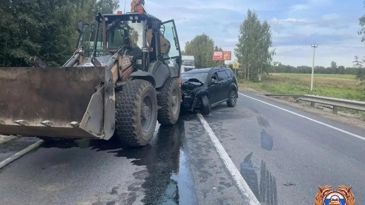 Появились фото ДТП в Тверской области, где машины протаранили трактор, знак и дерево - новости ТИА
