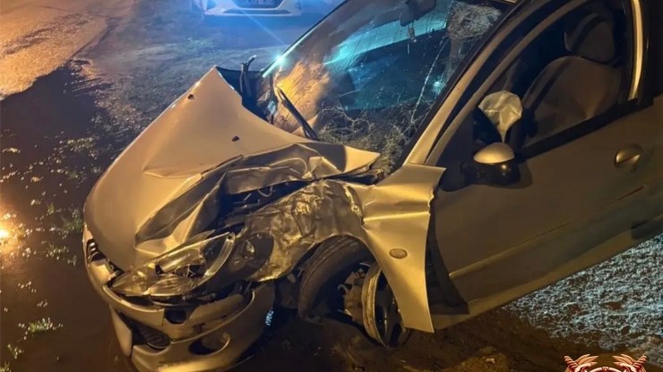Из-за плохой дороги в Твери легковушка въехала в дерево - новости ТИА