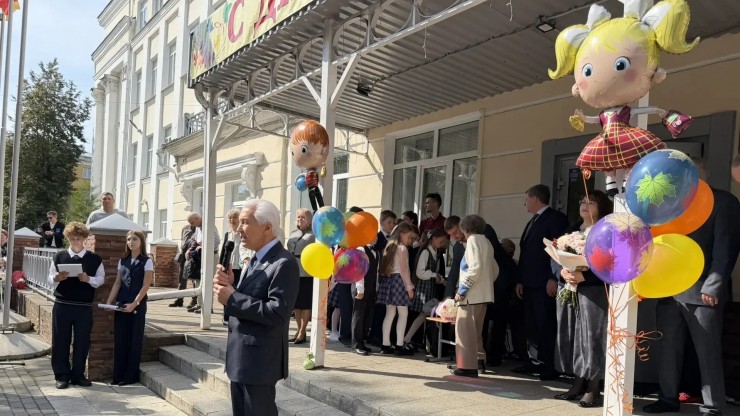 Владимир Васильев принял участие в торжественных линейках ко Дню знаний в школах Твери - новости ТИА