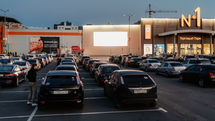 Девелопер "Новый Город" вместе с партнёрами провёл первый в Твери автокинотеатр - новости ТИА