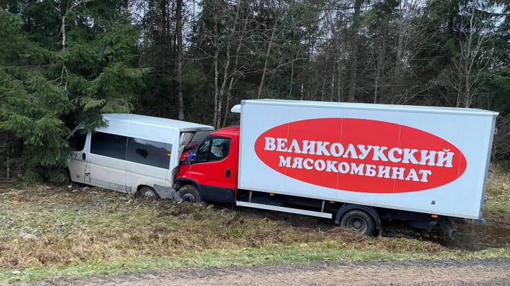 В ДТП с микроавтобусом в Тверской области есть погибший и пострадавшие - новости ТИА