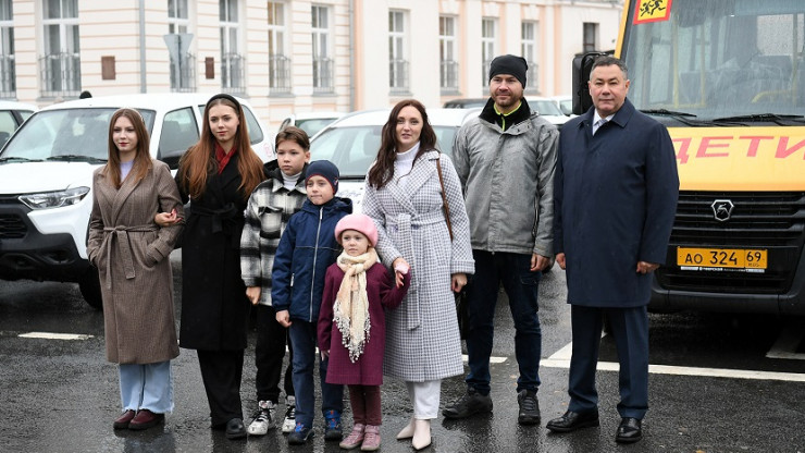 В Тверской области передали машины многодетным семьям и соцучреждениям - новости ТИА