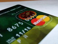После распития алкоголя с малознакомым гостем у женщины пропали с карты 80 000 рублей - Новости ТИА