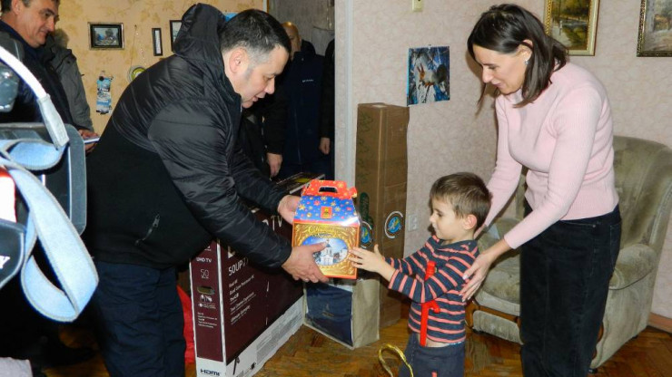 Детям-участникам акции "Ёлка желаний" вручили желанные подарки - новости ТИА