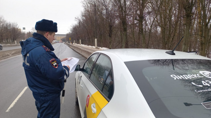 В Твери полицейские остановили водителя такси с поддельными номерами - новости ТИА