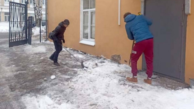 Подучётные УИИ убрали снег на территории "Российского Красного Креста" в Твери - новости ТИА