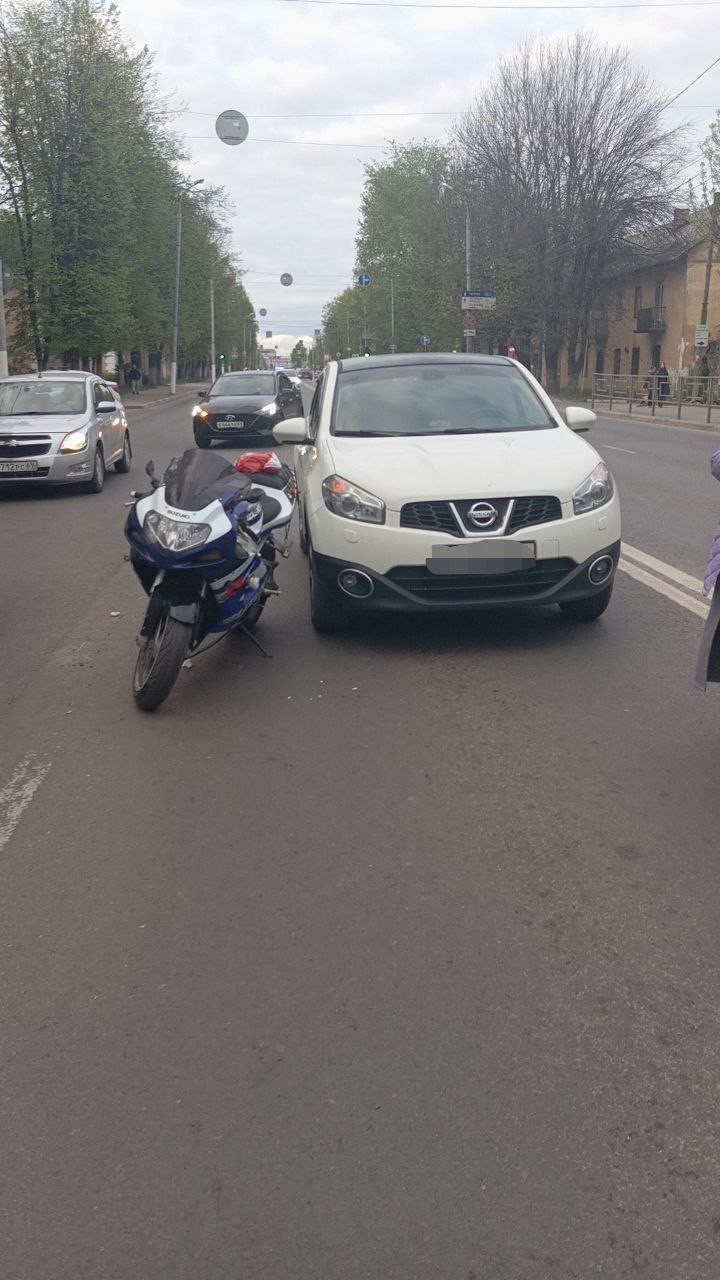 В Твери пассажирка дверью автомобиля сбила мотоциклиста, он получил травмы  | 02.05.2024 | Тверь - БезФормата