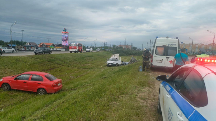 В Твери два автомобиля вылетели в кювет, пострадали три человека - новости ТИА