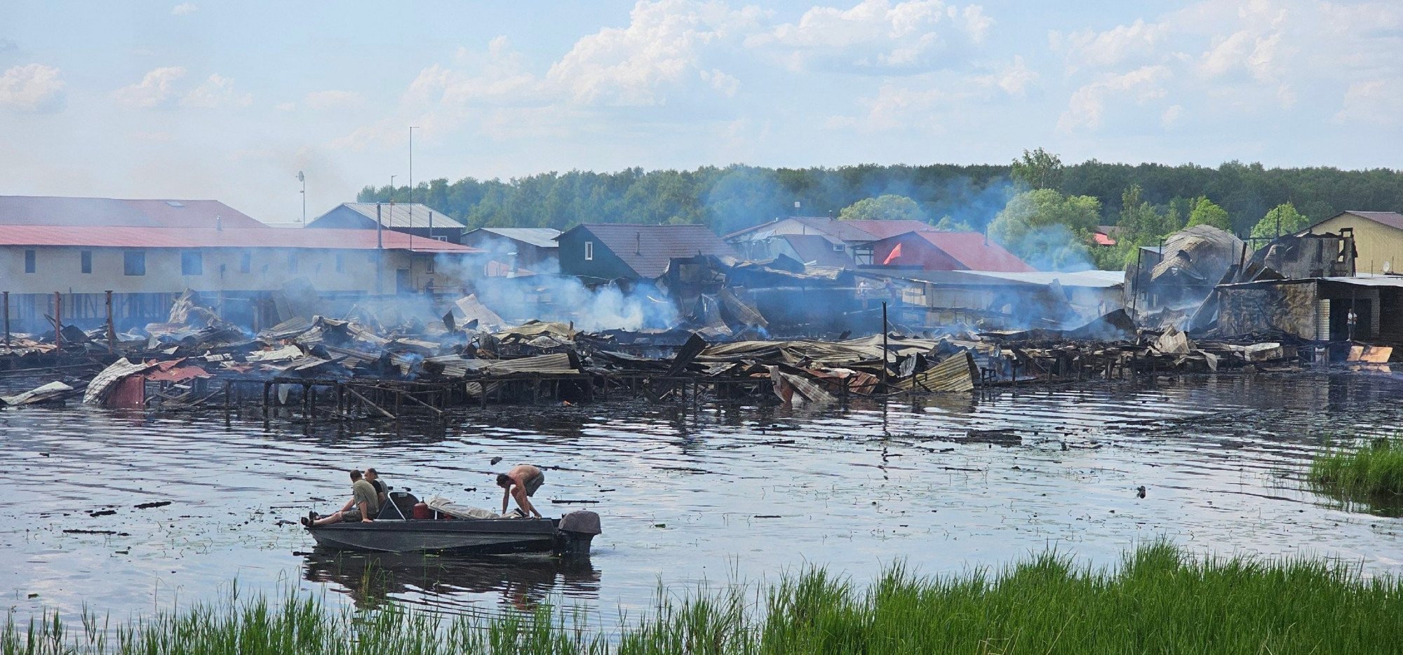 Пожар на лодочной станции в Тверской области удалось локализовать |  02.06.2024 | Тверь - БезФормата