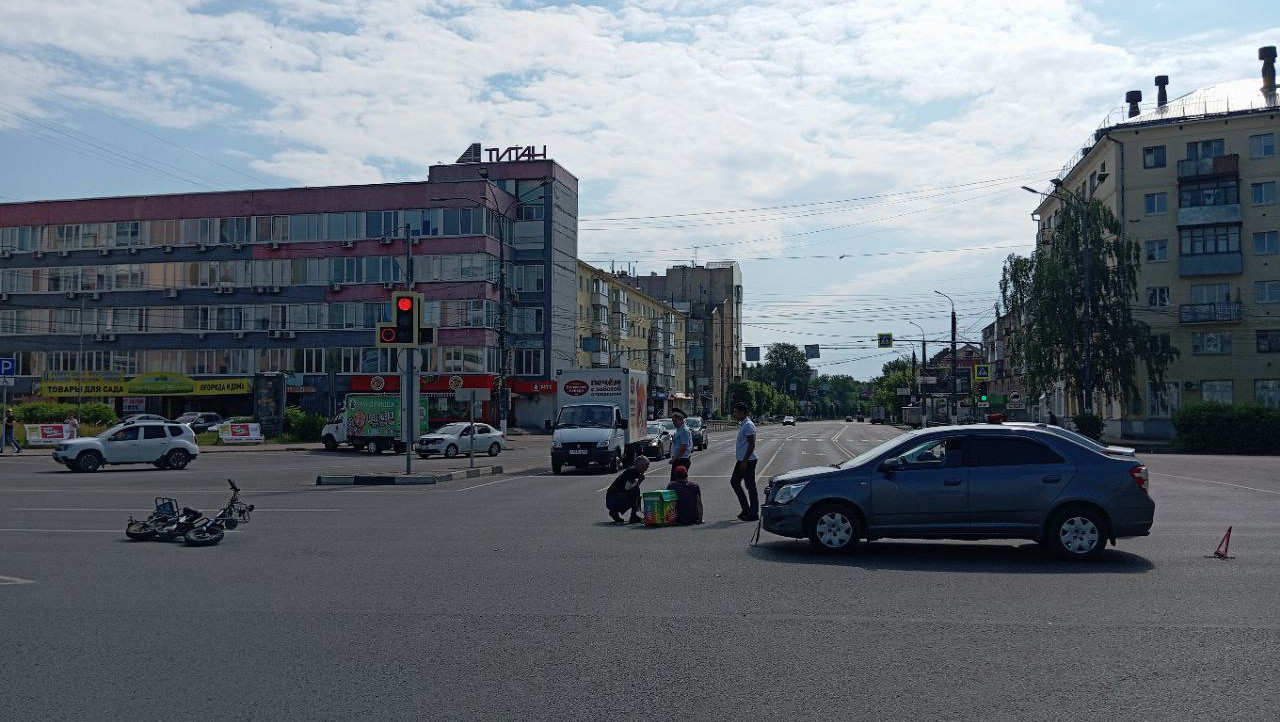 В Твери сбили самокатчика, ехавшего на запрещающий сигнал светофора - ТИА