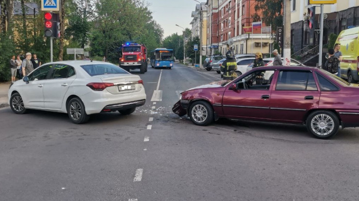 В Твери при столкновении двух автомобилей пострадала женщина - новости ТИА
