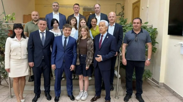 Владимир Васильев передал технику станции переливания крови и саженцы дуба для вуза в Твери - новости ТИА