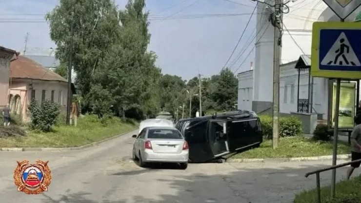 После ДТП во Ржеве автомобиль перевернулся на бок - новости ТИА